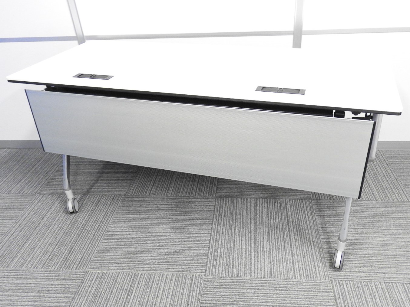 【シャープなフォルムがスタイリッシュ！】■オカムラ製　サイドスタックテーブル　■W1500×D600mm　幕板パネル付【平行ネスティング】【ホワイト】
                        インターアクトNT
                                    中古
            