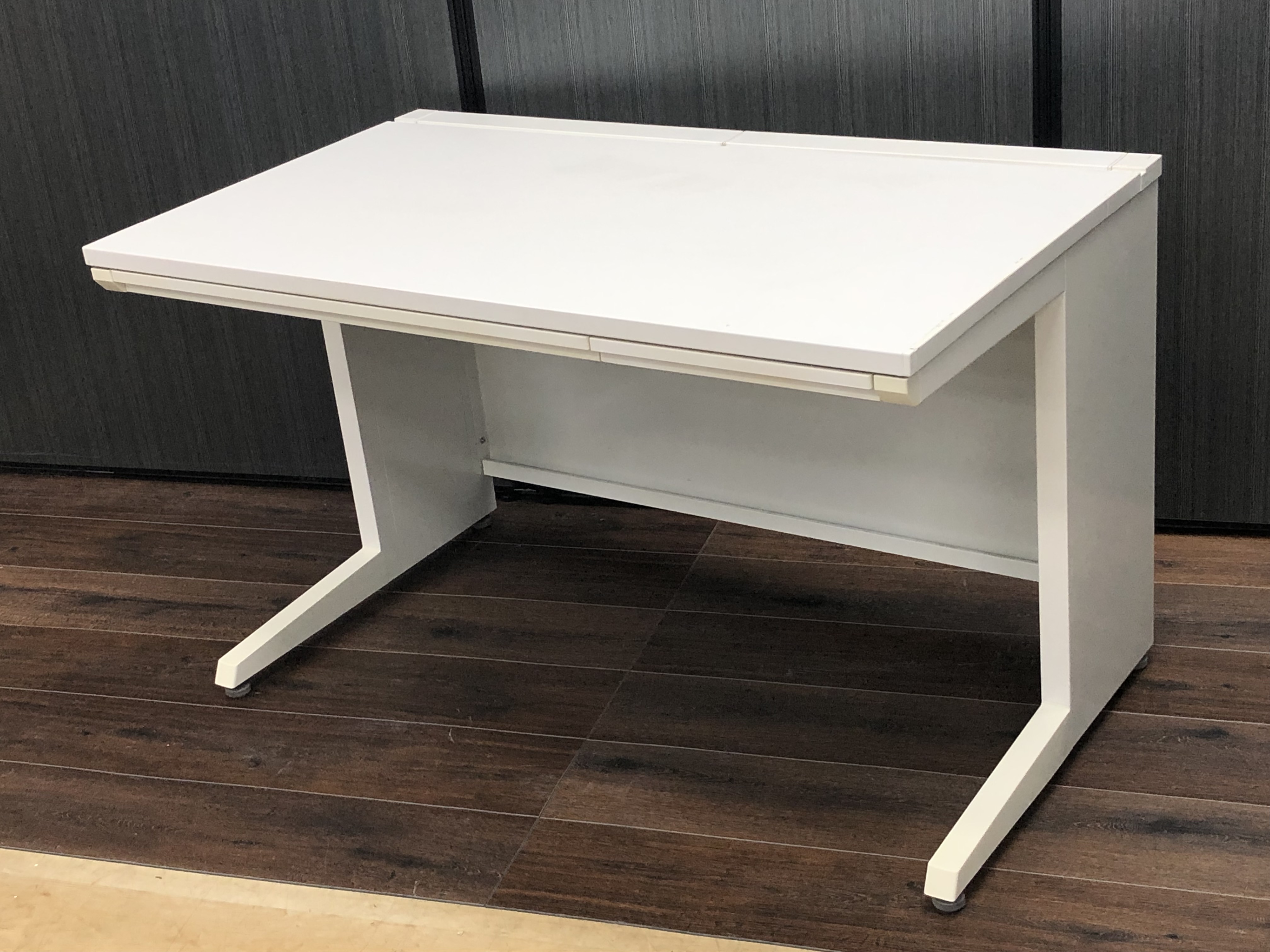 【14台入荷】統一感のあるオフィスへ！事務用机をお探しの方にオススメ！
                        アドバンス
                                    中古
            