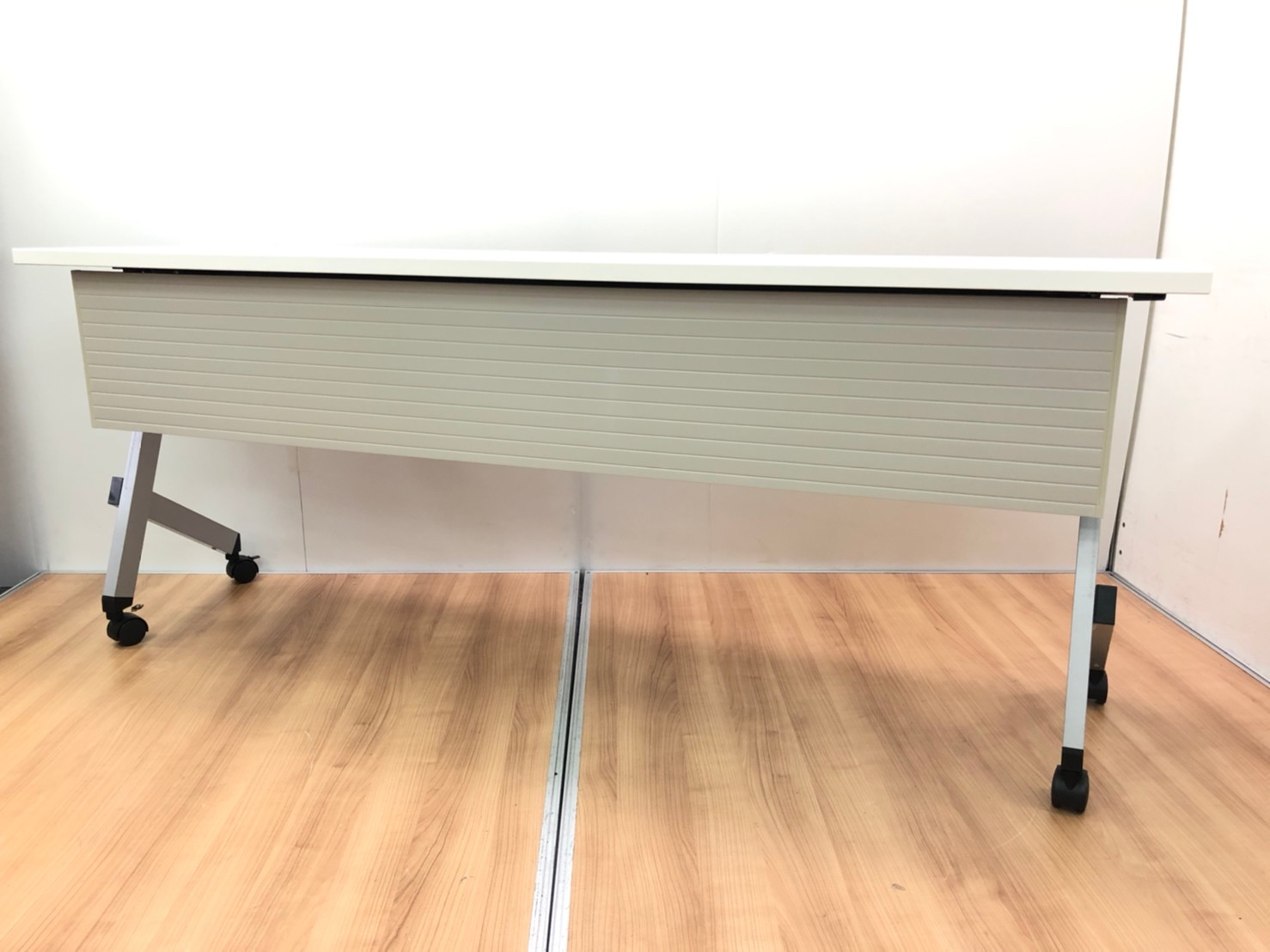 【打ち合わせ等に非常にお勧め！】キャスター付きなので場所の移動も楽々！
                        プラッテ
                                    中古
            