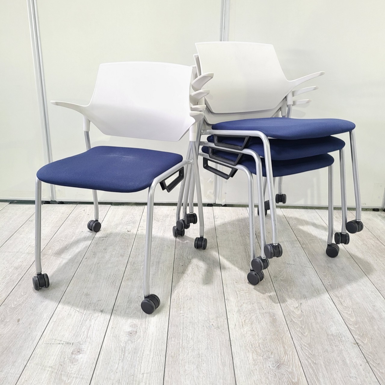 イトーキ stenza(ステンザ)シリーズ  背：ホワイトグレーシェル　キャスター付き
                        ステンザ
                                    中古
            