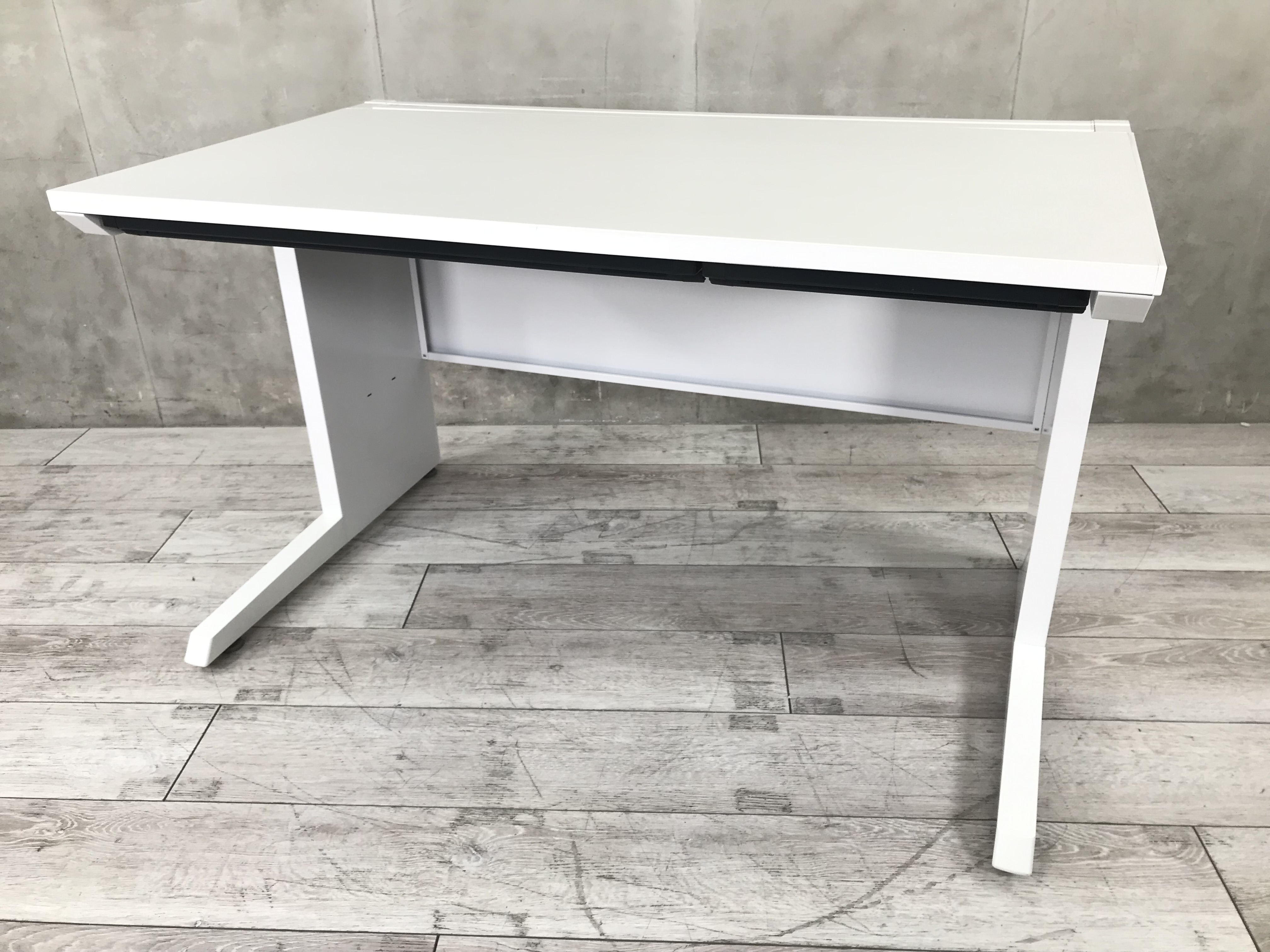 【8台入荷！！】人気な横幅1200㎜平机！ワゴンとセットでいかがですか？■イトーキ/CZR/ホワイト
                        CZRデスク
                                    中古
            