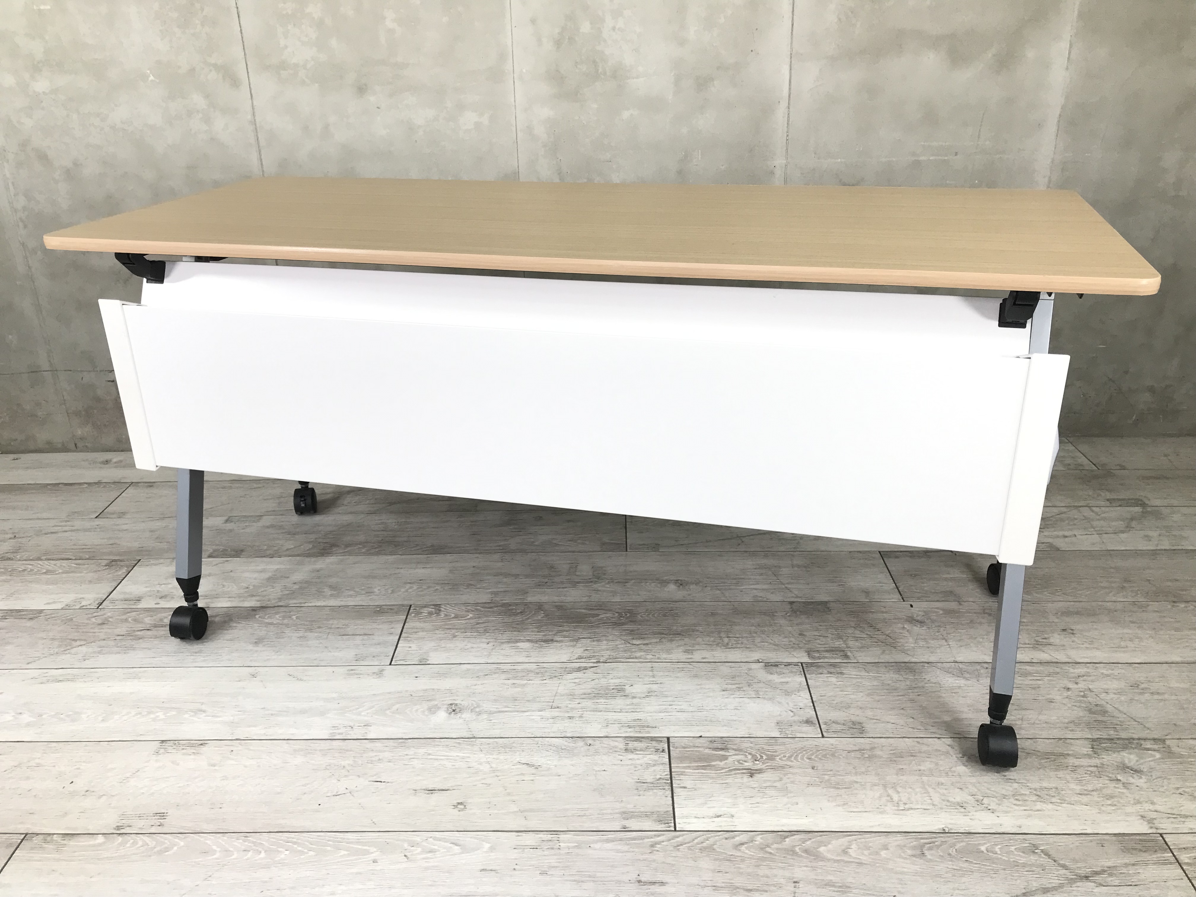 【6台入荷！！】このテーブルが手に入るのはここだけ！！！！　■イトーキ/スクート/ナチュラル
                        スクート
                                    中古
            