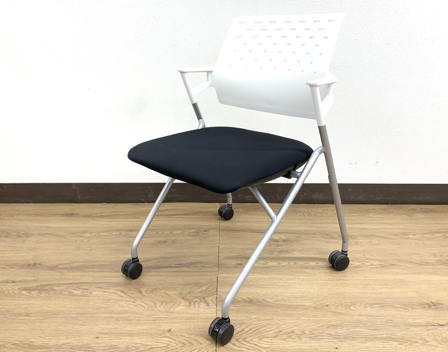 【あと1脚】ネスティングチェア⇒ブラック＆ホワイトシンプルデザインコスパ高◆コクヨ製【RP】
                        ピエガ
                                    中古
            