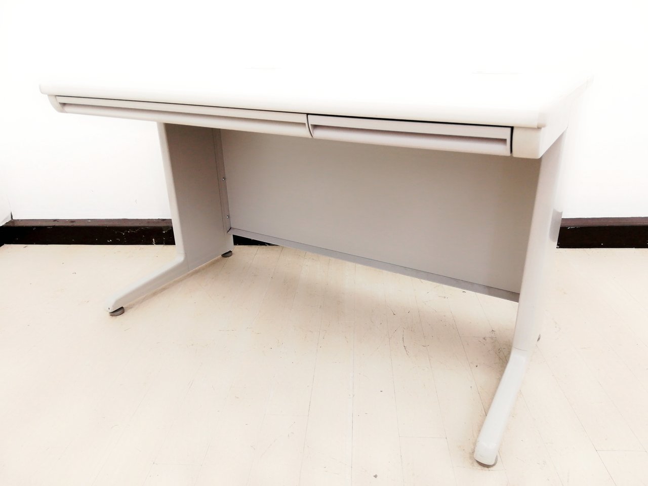 【地方倉庫在庫品】【状態Aランク】希少な1100㎜の平デスク！！倉庫大量在庫品となります！♦オカムラ製【TH】
                        SD-Vシリーズ
                                    中古
            