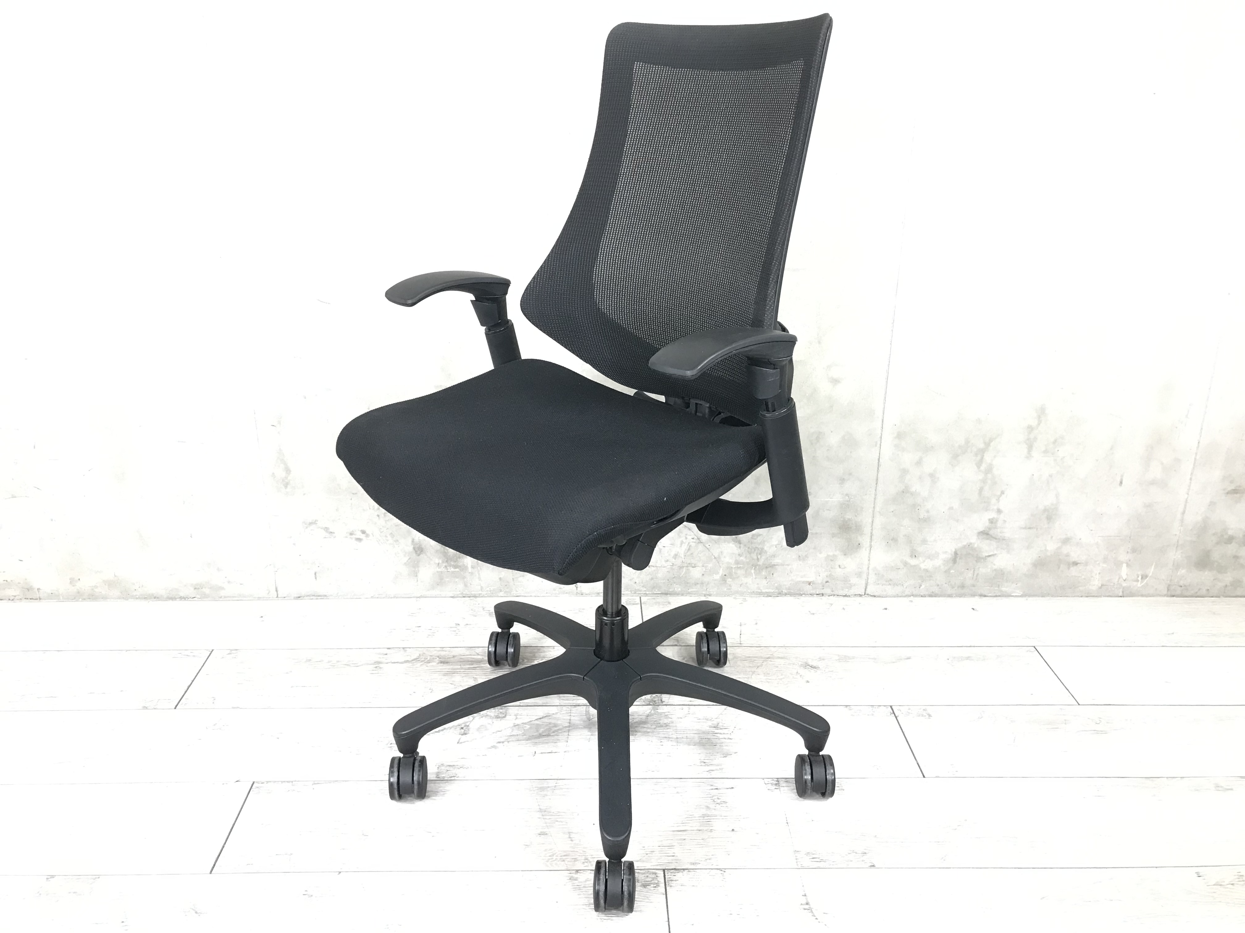 【メッシュの定番チェア！】■イトーキ/エフ/ブラック　※可動肘新型
                        エフ
                                    中古
            