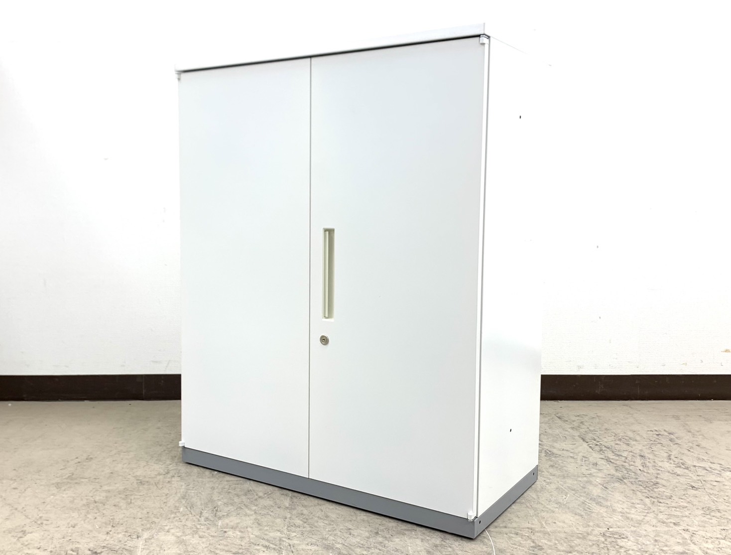 【￥12,000⇒￥9,600　商品入替20%OFF】【カウンターとしても代用可能な天板付き書庫！】イナバ（INABA）/両開き書庫/リベスト/ホワイト　【β2309】
                        リベスト
                                    中古
            