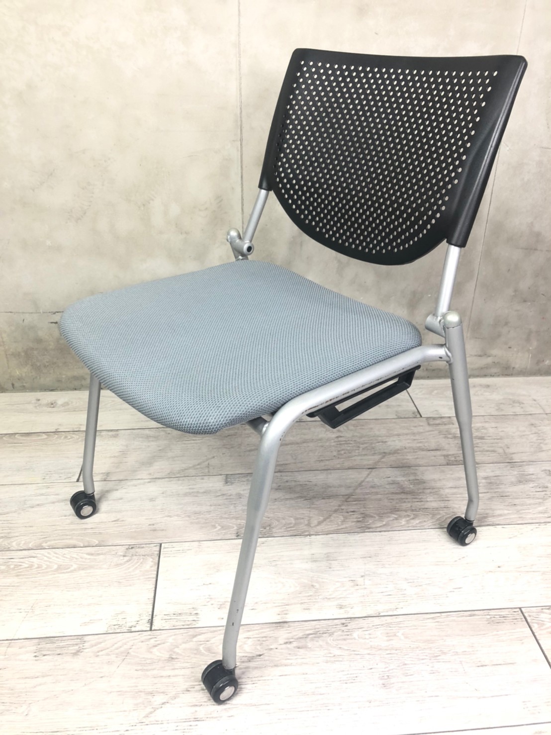 【関東倉庫在庫品】オカムラ製・スタッキングチェア『プロスタック』入荷！！折りたためるので、急な会議でも大活躍！！セミナールーム・多目的スペースでのご使用にオススメです！！弊社使用欄【A00864294】
                        プロスタック
                                    中古
            