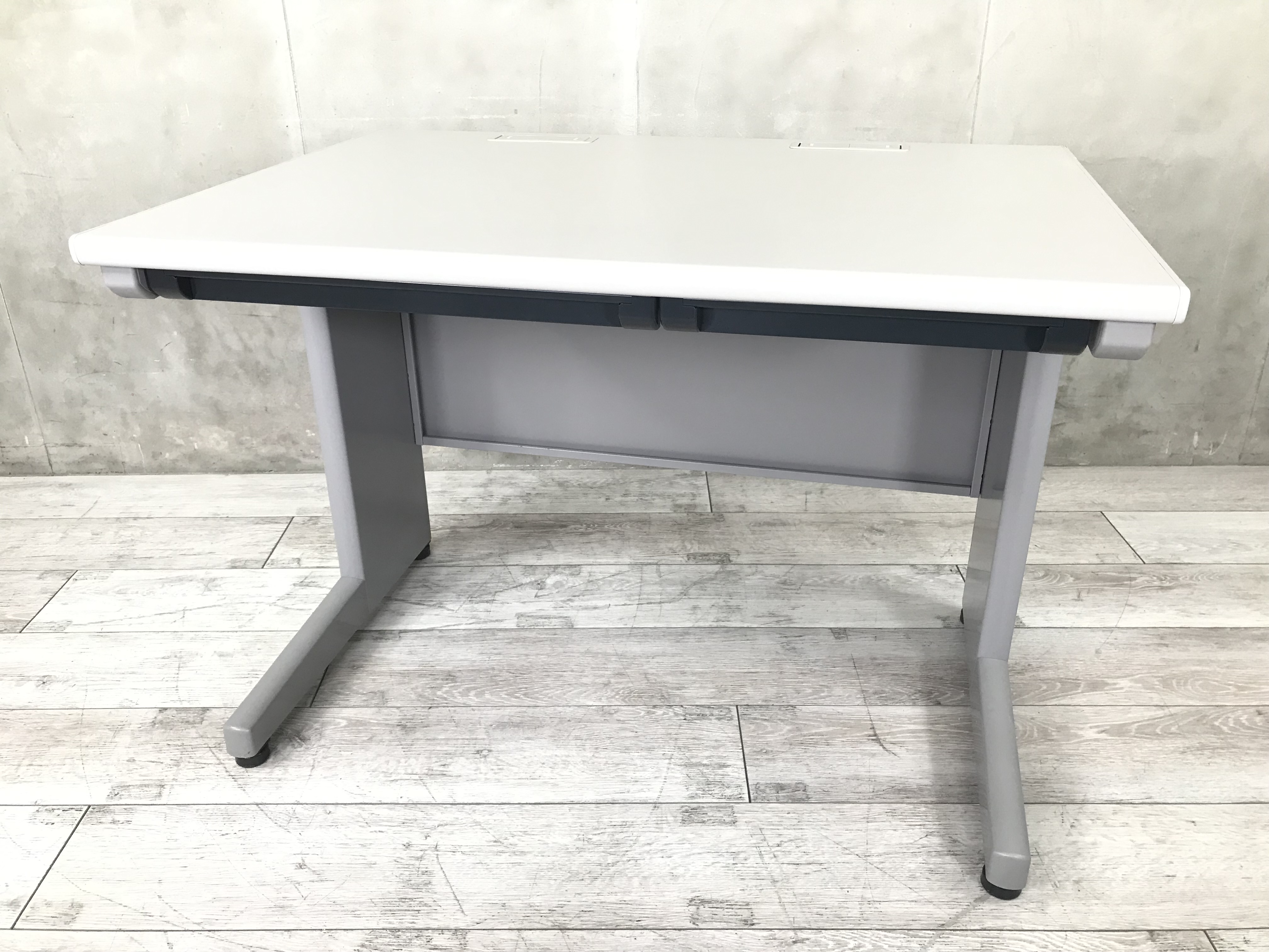 【希少な横幅1000の平机が揃って入荷】　コンパクトサイズが売り！定番シリーズ入荷です！■イトーキ/CZ/ニューグレー
                        CZデスク
                                    中古
            