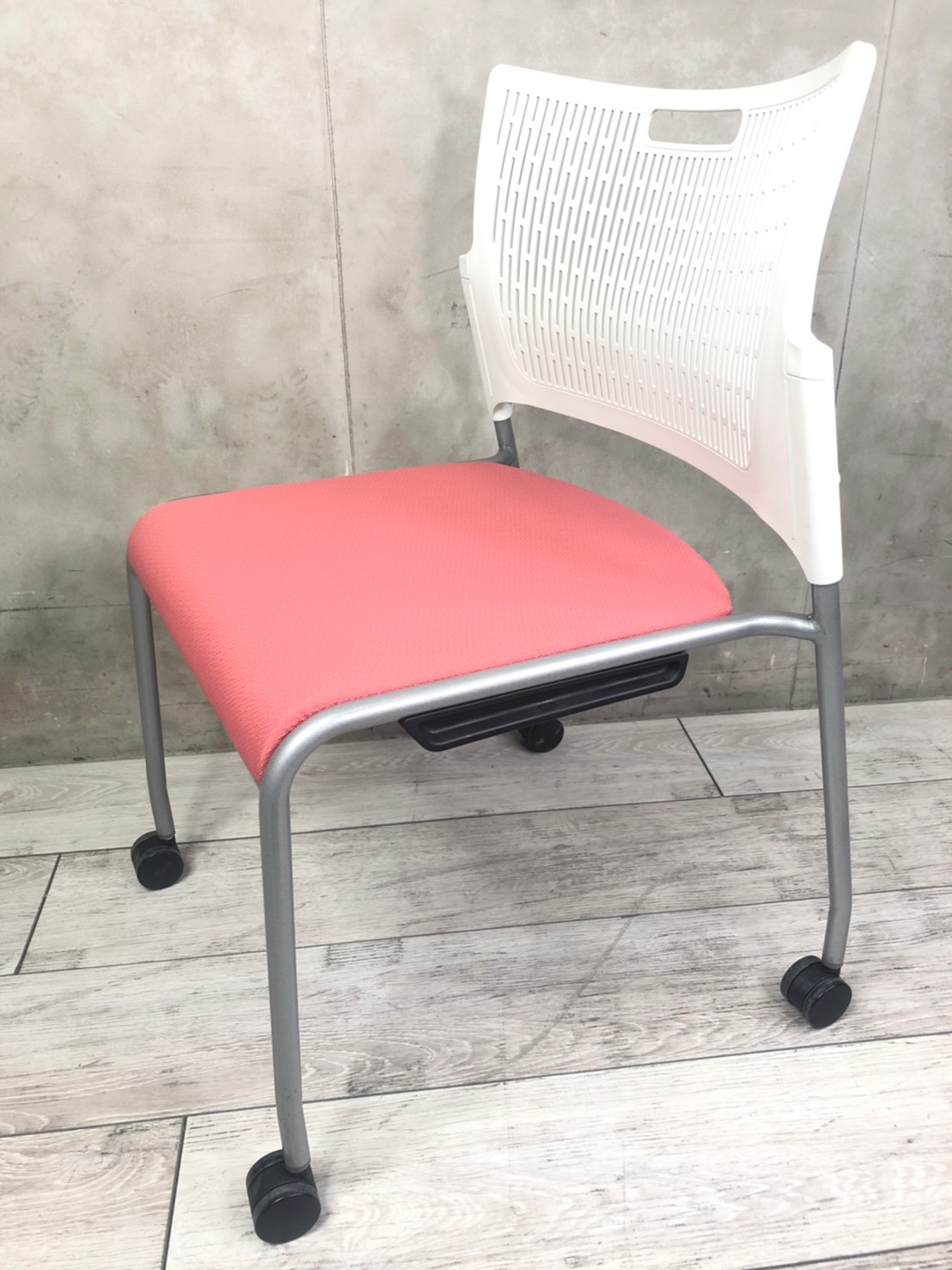 【関東倉庫在庫品】オカムラ製・スタッキングチェア『レーテ』入荷！！収納抜群の新感覚な座り心地のチェアです！平置きで4台までスタッキンング可能！！急な会議でも大活躍！！セミナールーム・多目的スペースでのご使用にオススメです！！弊社使用欄【A00861464】
                        レーテ
                                    中古
            