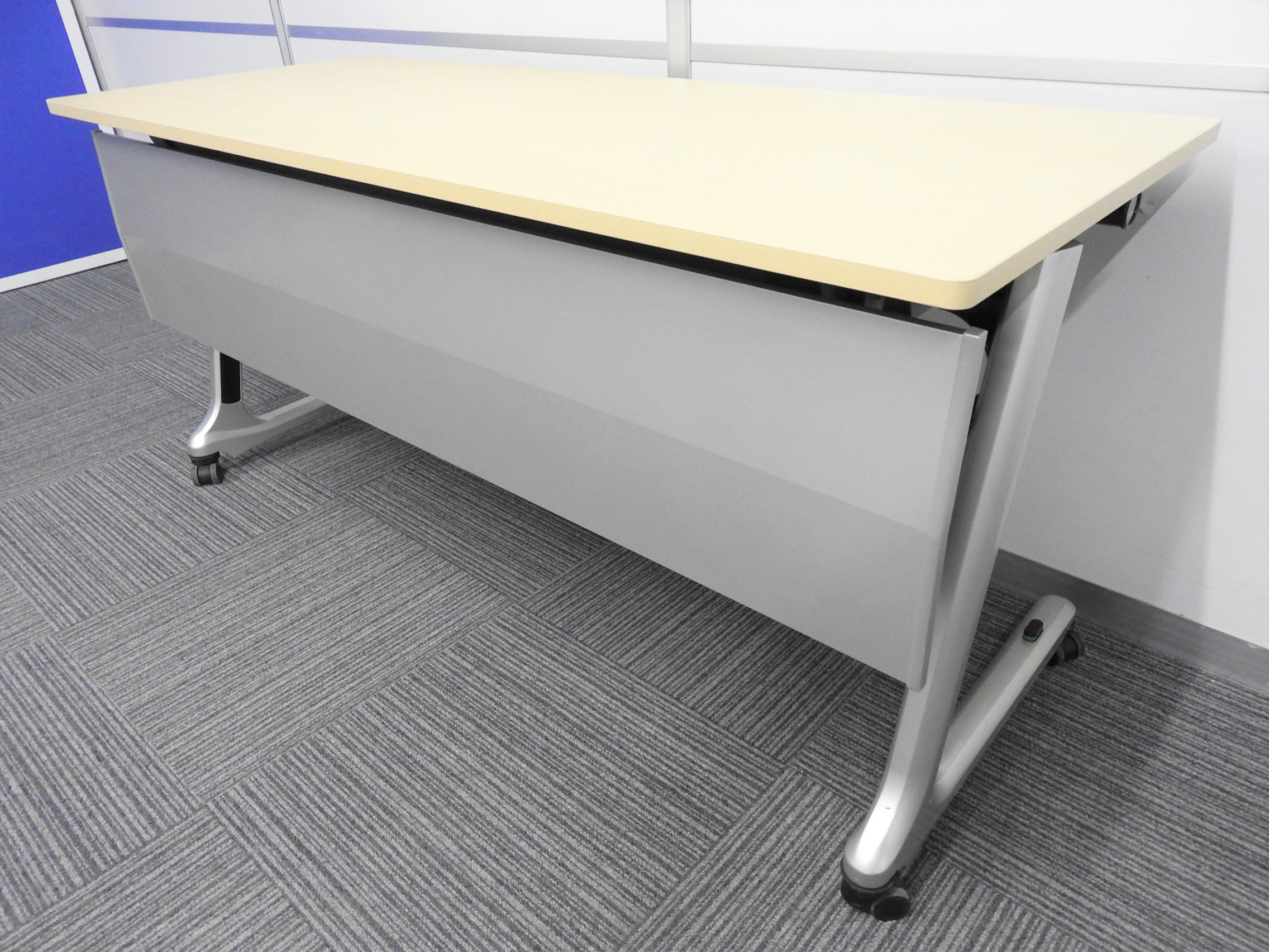 【いま流行りの木目カラー！】◆イトーキ製　サイドスタックテーブル　W1500×D600mm　幕板パネル付き
                        コンシア
                                    中古
            