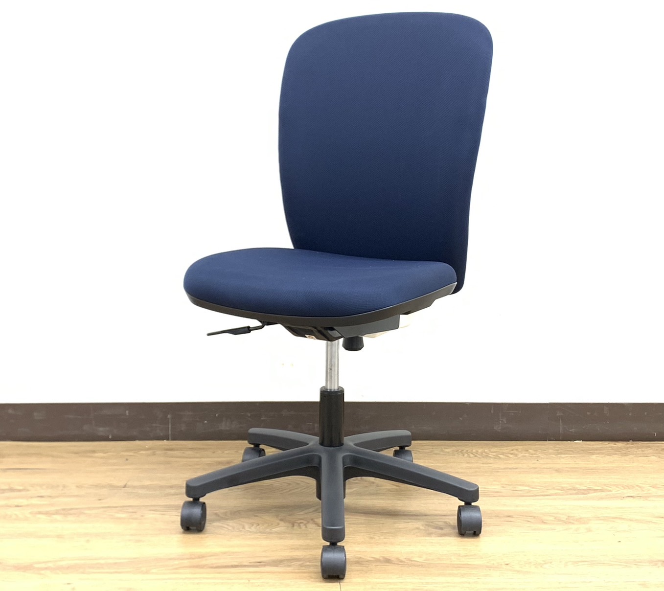 【残りわずか】渋いネイビーカラー背もたれ大き目オフィス大人気リエットRシリーズ※肘掛け無し仕様◆イトーキ製【RP】
                        リエットチェア
                                    中古
            