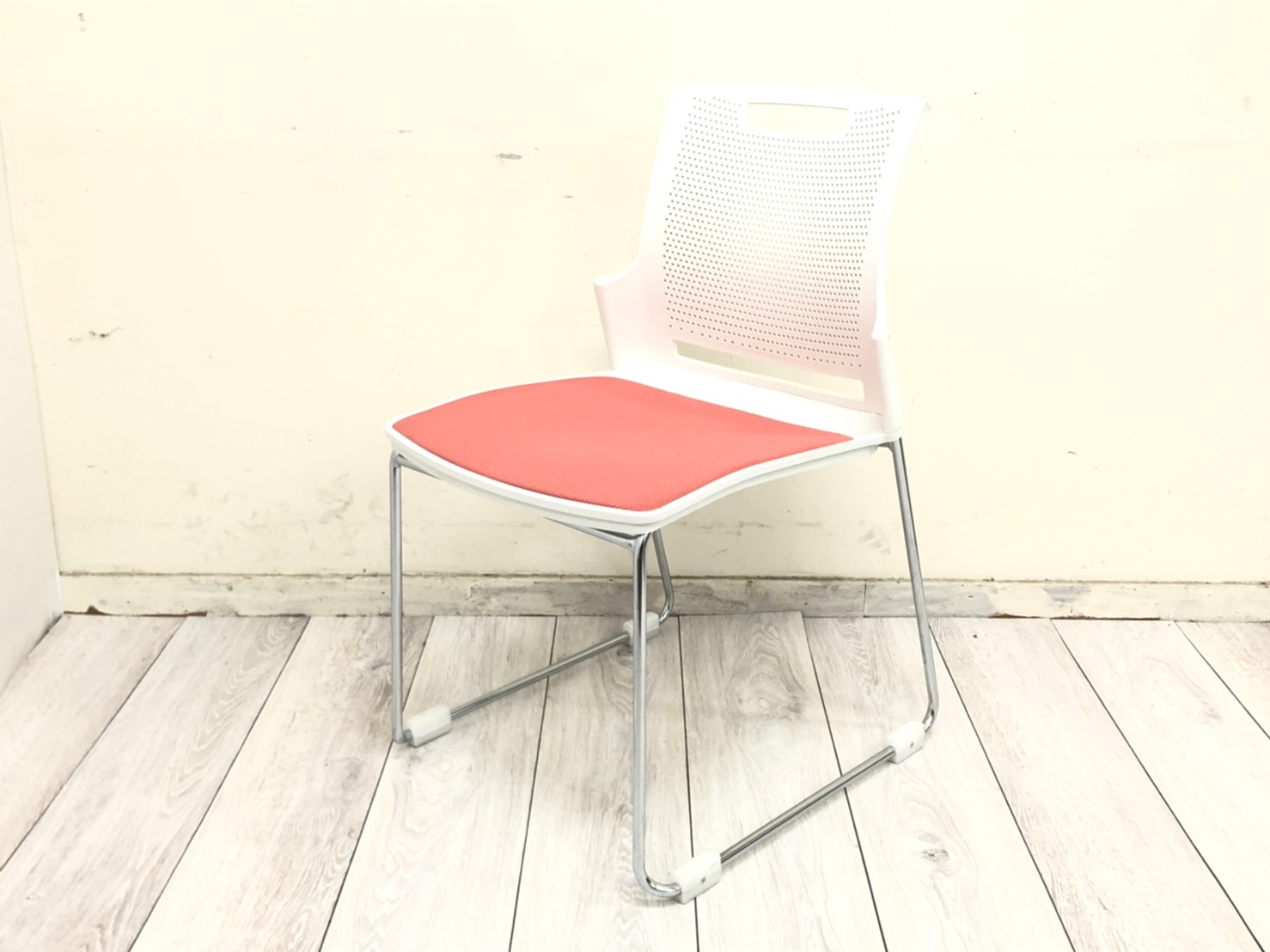 在庫入替セール！可愛らしい、オシャレなミーティングチェア！在庫入替品3
■オカムラ/スカラールフト/ピーチ
                        スカラールフト
                                    中古
            