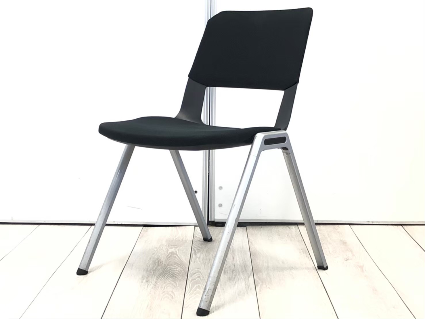 【残り2脚】キャスター無のため安定感抜群！ブラックの簡易チェア！【J3】■コクヨ/フリップ/ブラック
                        フリップシリーズ
                                    中古
            