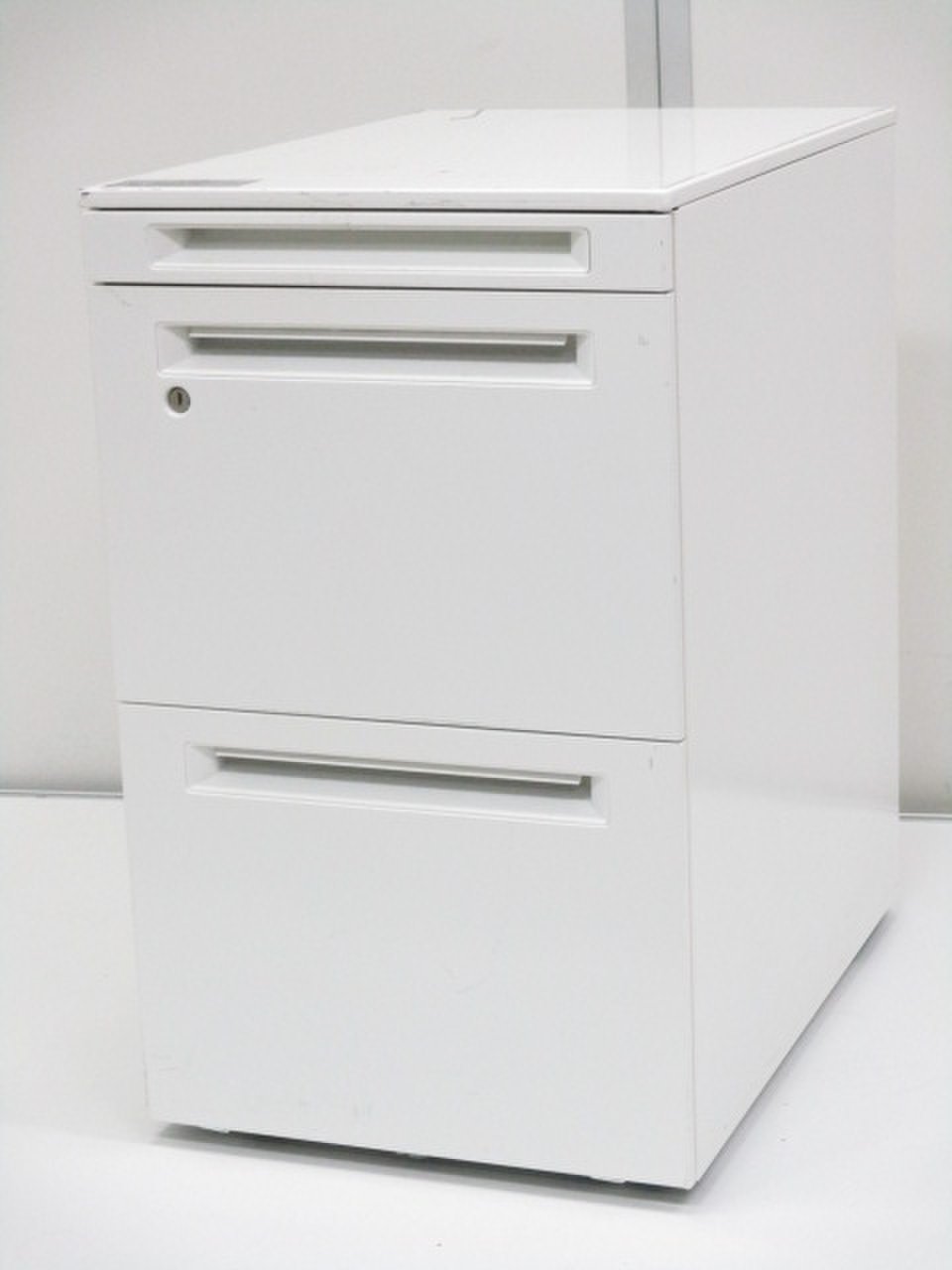 【収納力UP！】オカムラ製 3段ワゴン フリーアドレス用 定番ホワイト
                        アドバンス
                                    中古
            