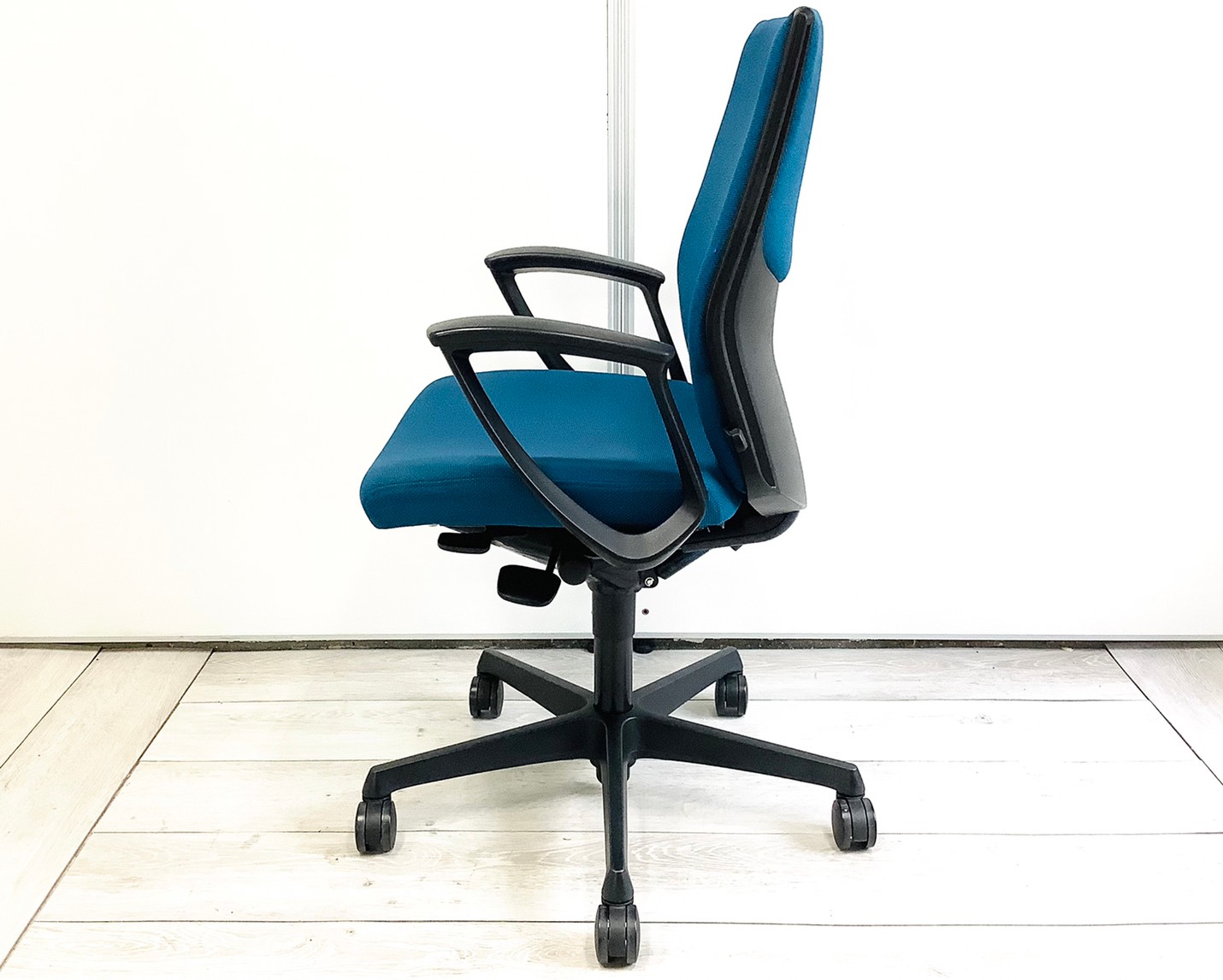 中古】エスクード C495ZR-FFW5 オカムラ/okamura 肘付ハイバック