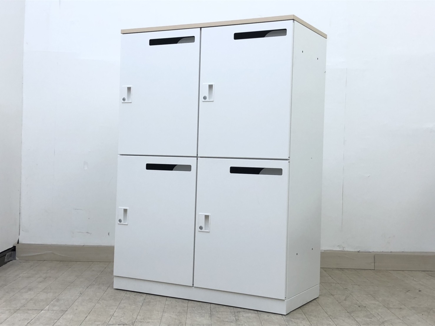 【2019年製Aランク！】コクヨ（KOKUYO）エディア　4人用パーソナルロッカー　仕様：シリンダー錠　■色：ホワイト（天板：木目）　嬉しい投入口付き
                        エディアロッカー
                                    中古
            