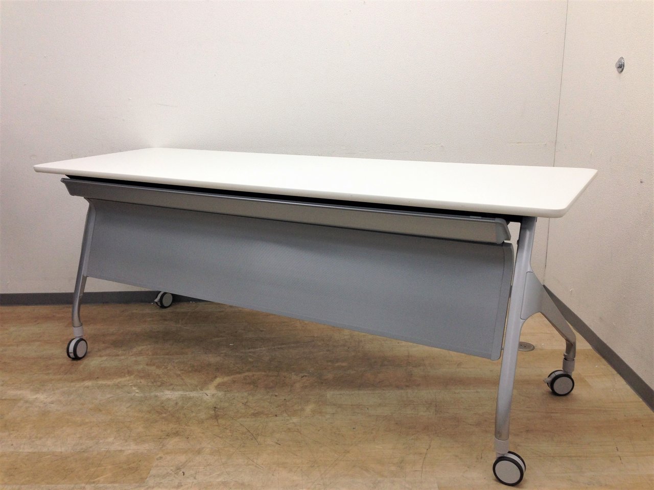 【6台入荷】【流れるようなデザイン！】■コクヨ製　サイドスタックテーブル　W2100×D600mm　ホワイト　幕板パネル付き
                        エピファイ
                                    中古
            