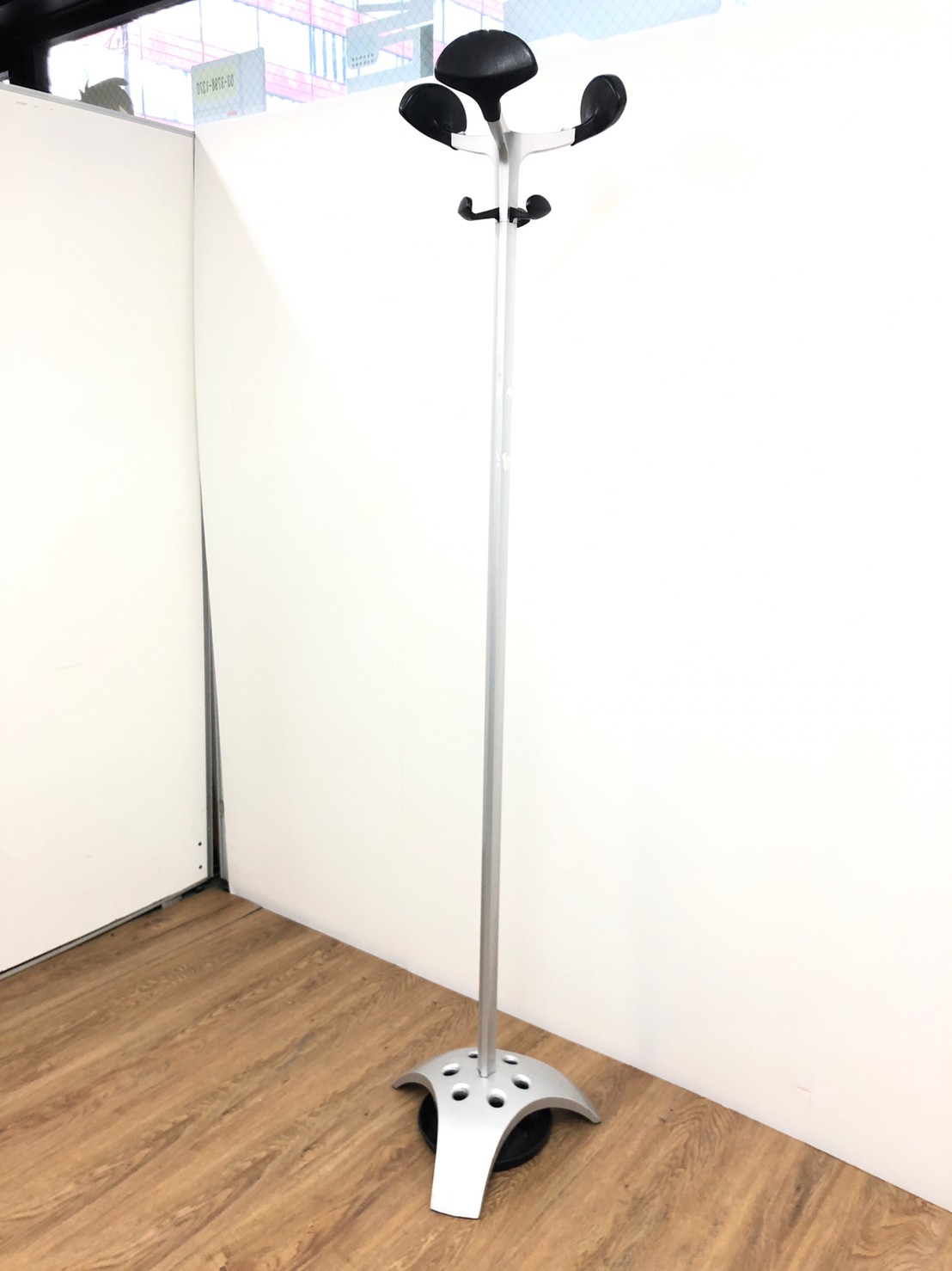 【傘立て付き】クロガネ製のコートハンガー入荷！！【帽子・ハンガーなど】
                        その他シリーズ
                                    中古
            