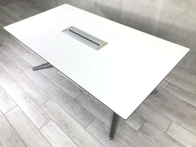 【配線ユニット付き】オフィスの会議室におすすめです！
オカムラ（okamura)/ラティオ/ホワイト/大型テーブル