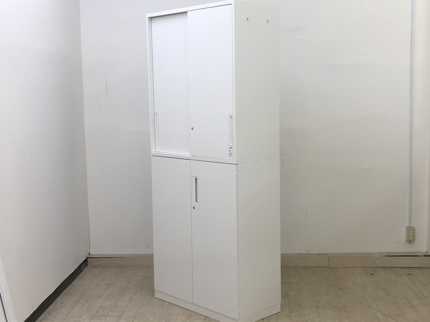 【コクヨ製の上下書庫セット　上段：引き違い(2枚扉)　下段：両開き）】エディアシリーズ　【大量収納！レアな引き戸タイプ】
                        エディア
                                    中古
            