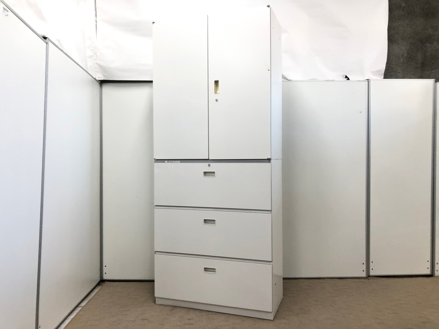 オフィスの定番キャビネット！A4書類を計6段収納可能！もちろん上段は棚板の高さの変更も可能！■イトーキ/シンライン/ホワイト
                        シンライン
                                    中古
            