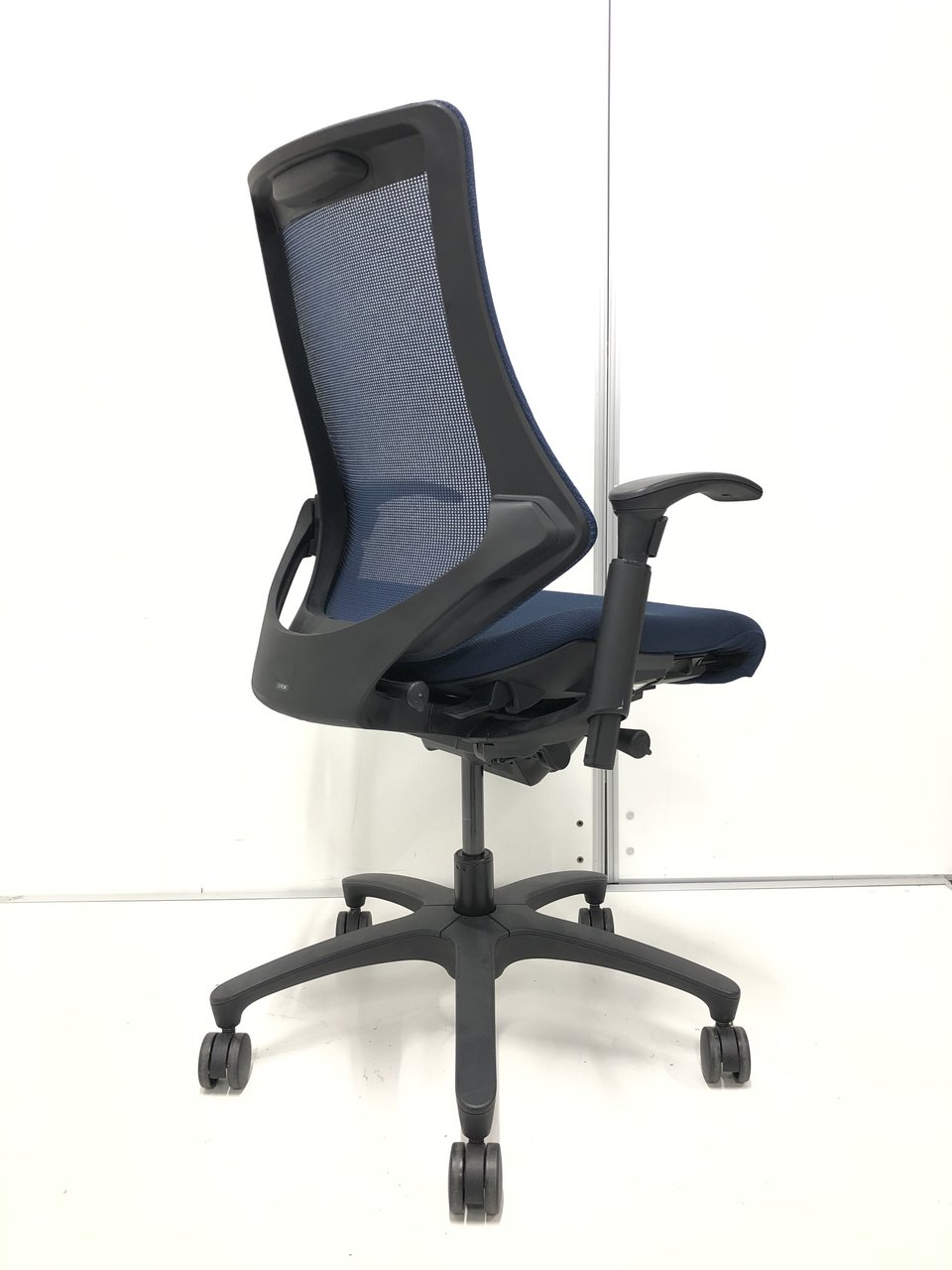 【中古】エフメッシュ KF-337JB－T1B2 イトーキ/ITOKI 肘付ハイバックチェア 381748 - 中古オフィス家具ならオフィスバスターズ