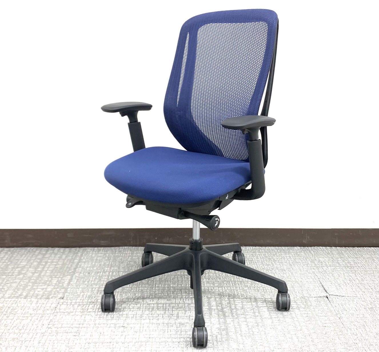 【2018年製】ほぼAランク品ネイビーアタック！シルフィー（Sylphy）チェア※可動肘掛け仕様◆オカムラ製【RP】
                        シルフィー
                                    中古
            