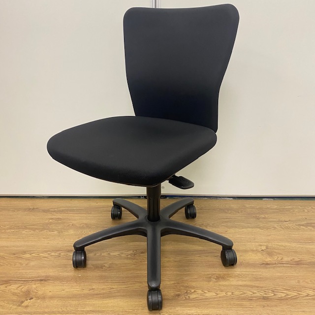 【25脚入荷！】カロッツァチェア｜オカムラ　OKAMURA　カロッツァ　肘無　ブラック　黒　定番　会議　　
                        カロッツァチェア
                                    中古
            