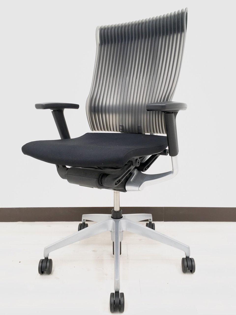 【高次元の快適チェア！】■イトーキ　スピーナチェア　可動肘付　エラストマータイプ　高機能！高品質！高級チェア！
                        スピーナチェア（エラストマー）
                                    中古
            