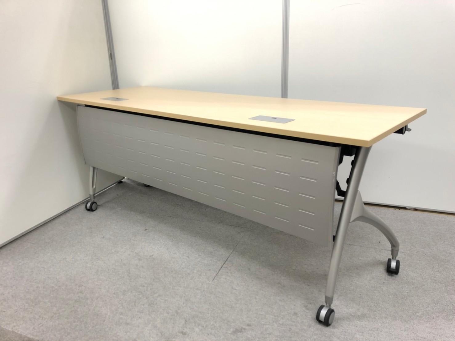 【6台揃います！　平行スタックテーブル　イトーキ　リリッシュ　ナチュラル天板　折りたたみテーブル【使わない時には畳んで収納できるサイドスタックテーブル】
                        リリッシュ2
                                    中古
            