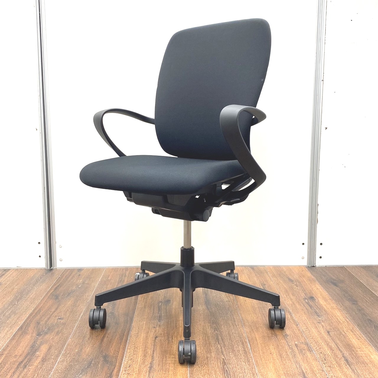 【人気のブラック！！数が揃います！】イトーキ（ITOKI）フルゴ　ブラック　ループ肘　ハイバック
                        フルゴ
                                    中古
            