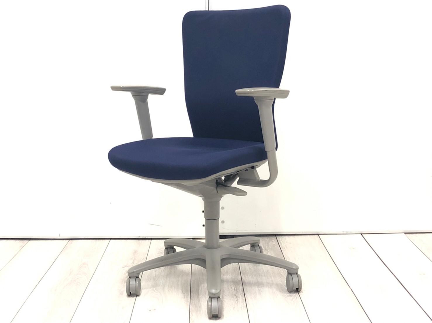 【4脚限定の特別価格！】常に売り上げ数ランキング上位の定番オフィスチェア！クッションが良い！【J4】■オカムラ/カロッツァ/ダークブルー
                        カロッツァチェア
                                    中古
            