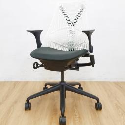 【9脚限定！！】【デザインで選ぶならコレ！】■HermanMiller(ハーマンミラー)　/　SAYL Chair(セイルチェア)　可動肘付　ノアール