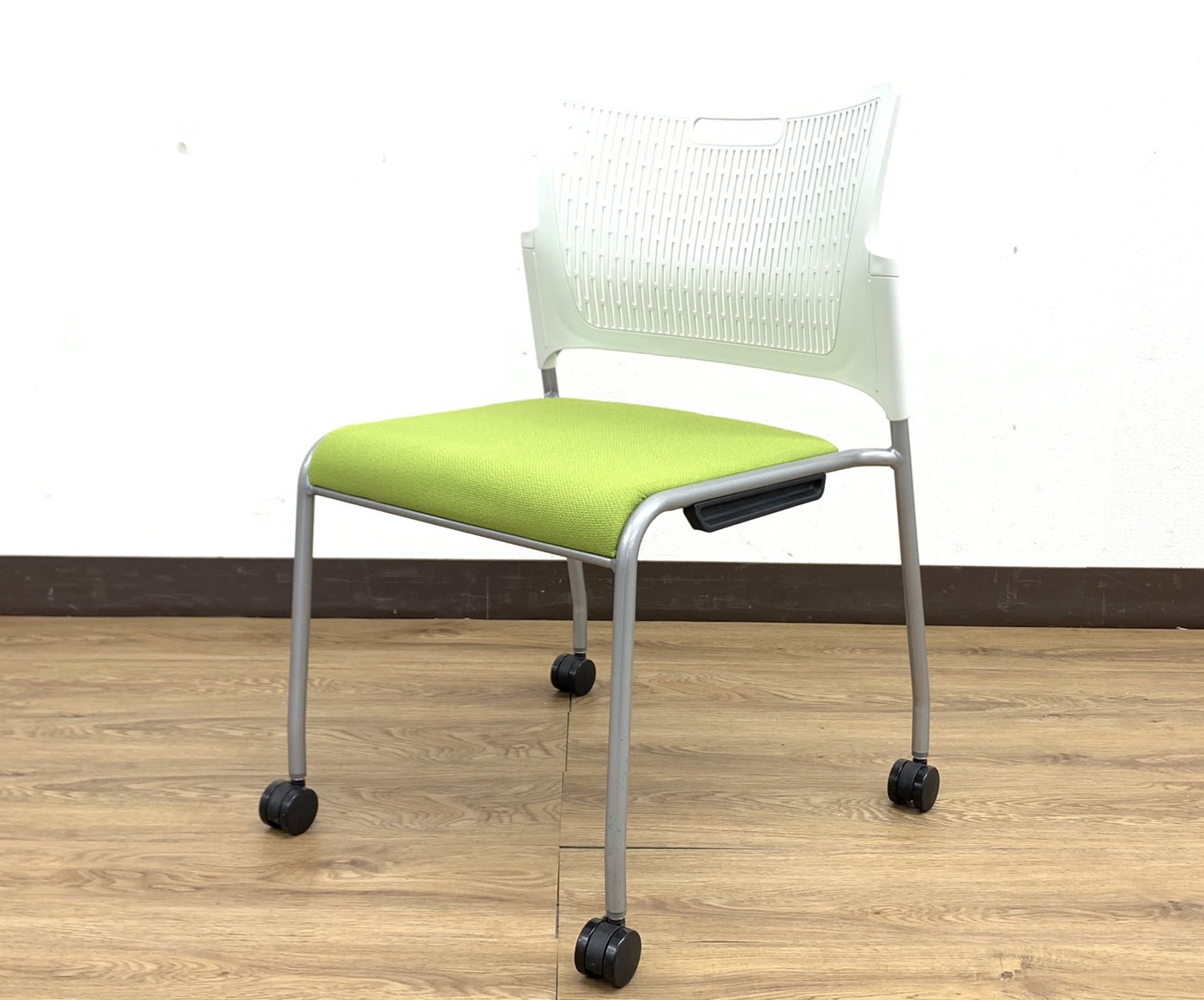 【20脚入荷】さわやかカラーホワイト&グリーンミーティング用定番チェアレーテ（RETE）シリーズ※肘掛け無し仕様◆オカムラ製【RP】
                        レーテ
                                    中古
            