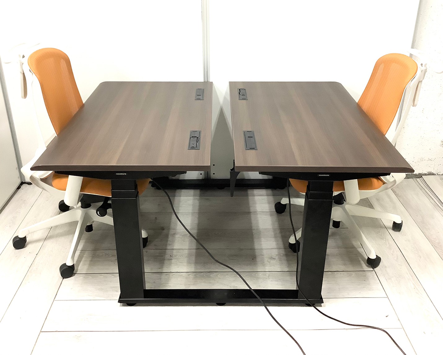 【テーブル＆チェア（2脚）＝1セット】定番／流行／貴重　◆Swift／スイフト　◆Sylphy／シルフィー　※横浜本店撮影画像※
                        Swift
                                    中古
            