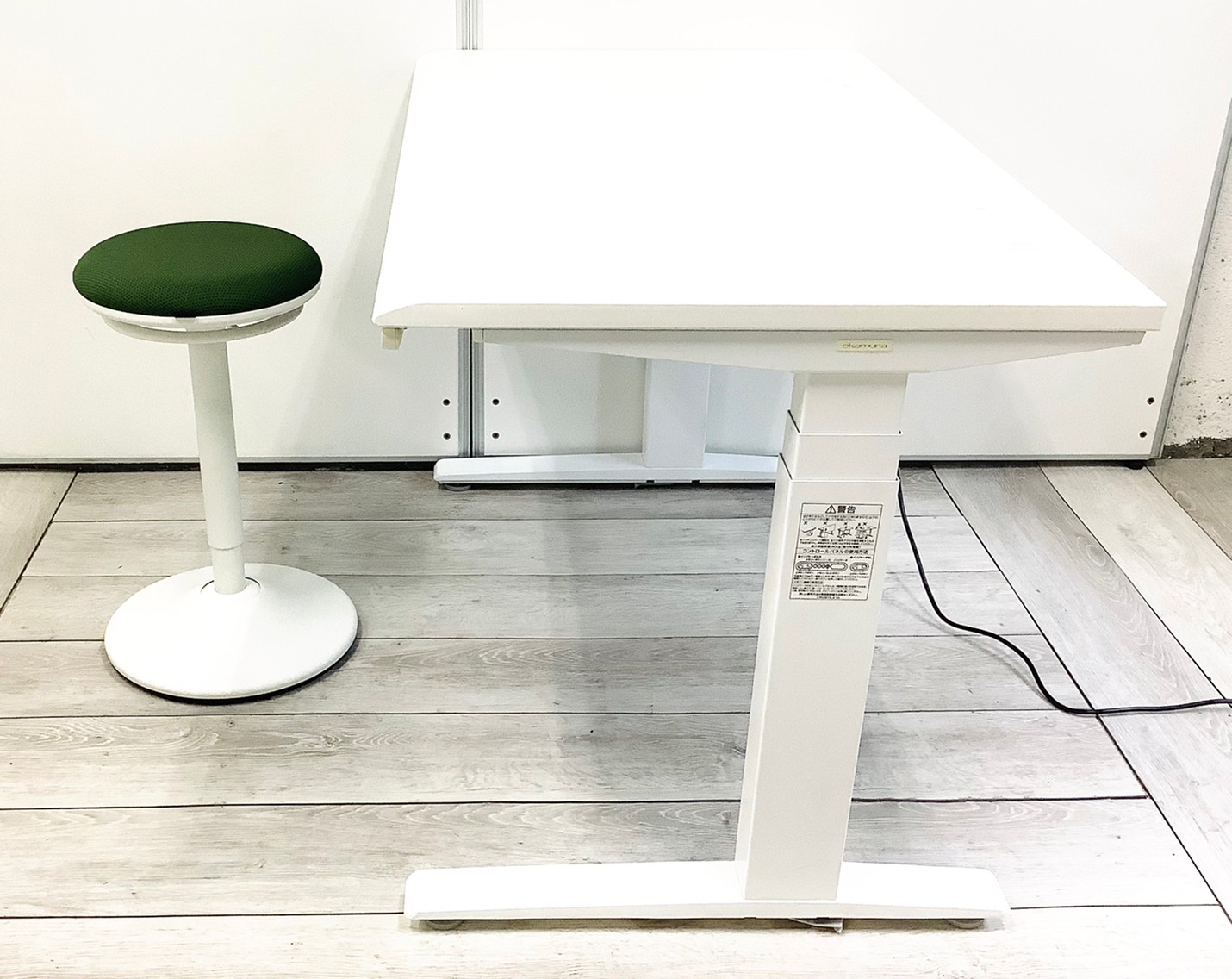 【テーブル＆チェア＝1セット】定番／流行／貴重　◆Okamura／オカムラ　◆Swift／スイフト ※横浜本店撮影画像※
                        Swift
                                    中古
            