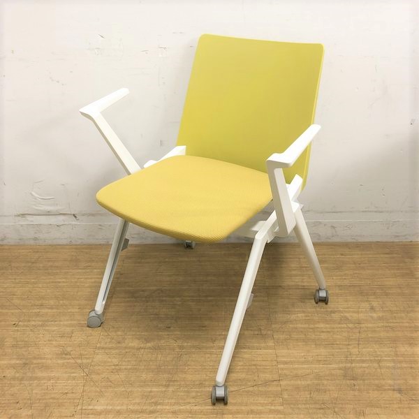 【在庫入替価格】★GOOD DESIGN★iF DESIGN AWARD 202★コクヨよりリリース　マルチスタッキングチェアー　スタッカ(STACKA) 　カラー：オリーブイエロー　肘付きキャスタータイプ
                        その他シリーズ
                                    中古
            