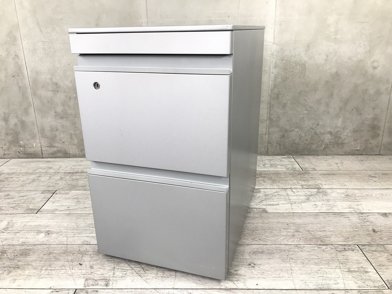 【シリンダー錠タイプ】デスク下、作業台にぴったりの収納ワゴンです！
■オカムラ/プロユニット/シルバー/3段ワゴン
                        プロユニット
                                    中古
            