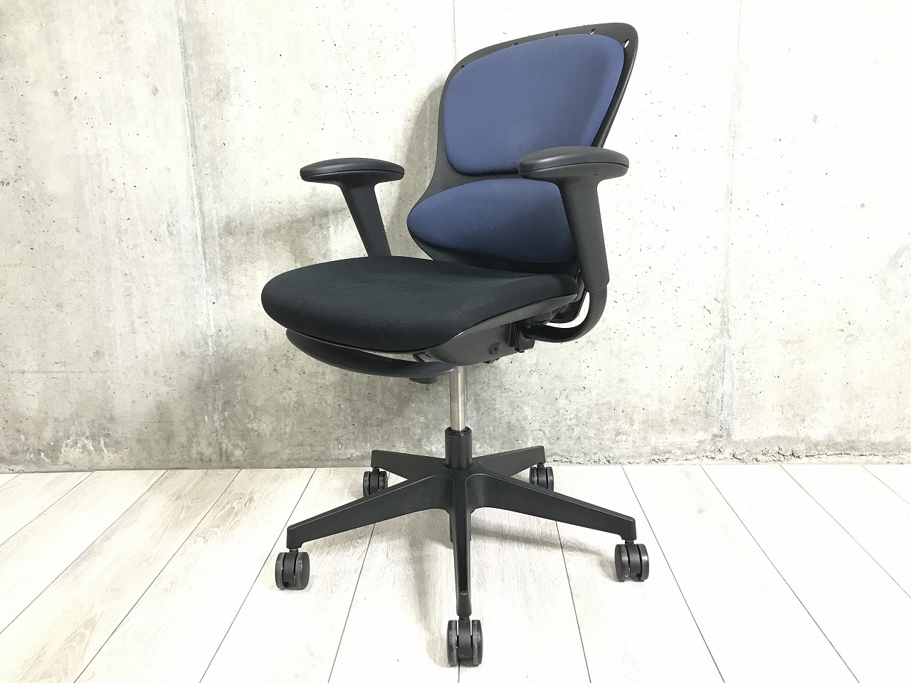 【6脚入荷！】特徴的なデザインが人気！国内メーカー製のタスクチェア！
■イトーキ/ループ/ブルー
                        ループチェア
                                    中古
            