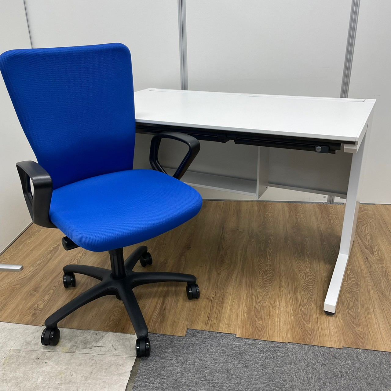 【デスク・チェアセット】国内メーカー　W1200平机　肘付きハイバックチェア！！
                        その他シリーズ
                                    中古
            