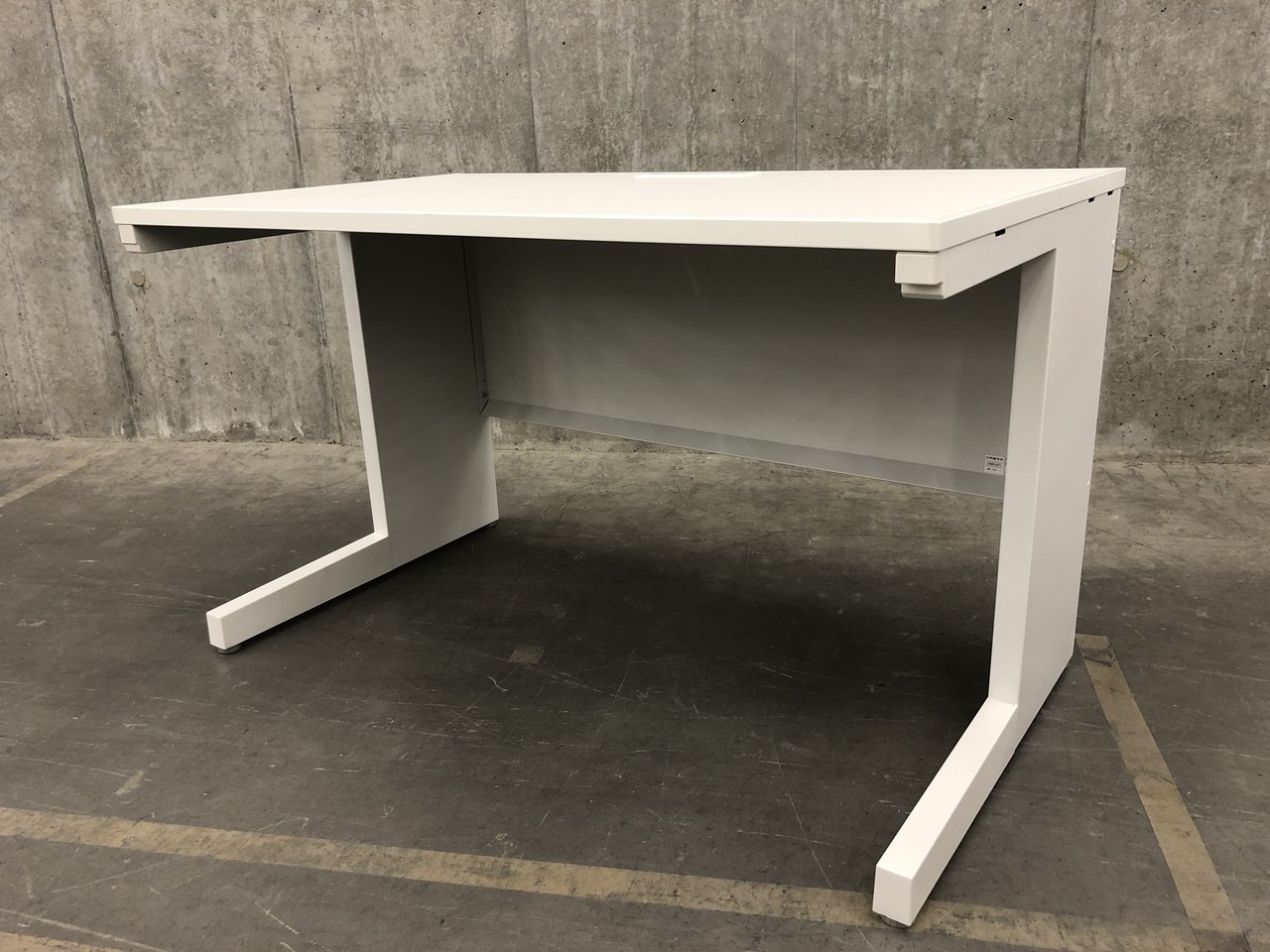 【関東倉庫在庫品】【先行予約】内田洋行製・『スカエナ』11月約2,500台入荷！！！ホワイトカラーで清潔感と開放感！そしてL脚で立ち上がりしやすい使用！！
                        スカエナ
                                    中古
            