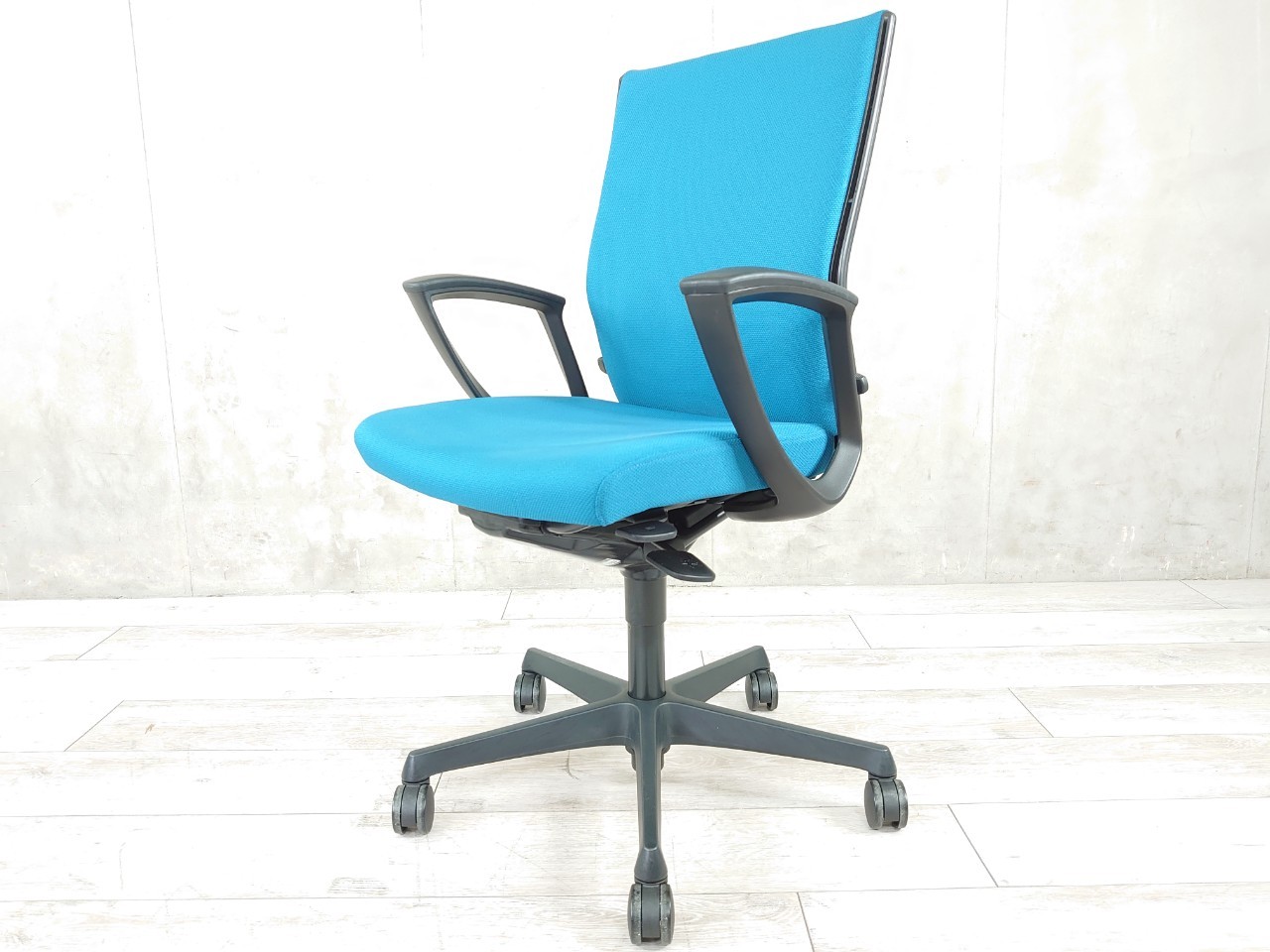 【長時間使用にも！】法人様おススメチェア！肘付チェアながら座り心地も良く、お買い求めやすい価格なのが魅力的！
                        エスクード
                                    中古
            