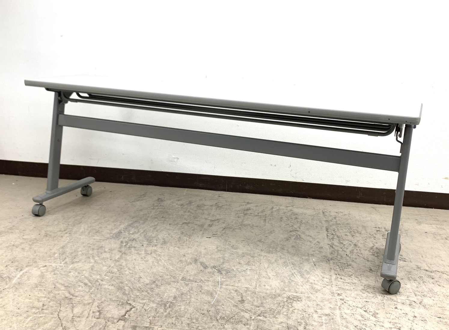 【14台入荷】会議室＆休憩室必須定番サイドスタックテーブルNシリーズ※幕板無し仕様◆オカムラ製【RP】
                        折りたたみテーブル N
                                    中古
            