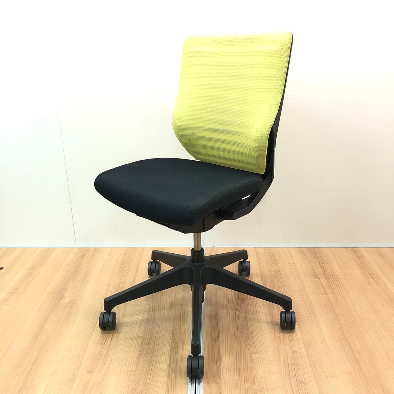 【理想的な座り心地を実現！】体格にマッチします！イトーキ製エピオスチェア！【リクライニングロック付き】
                        エピオスチェア
                                    中古
            