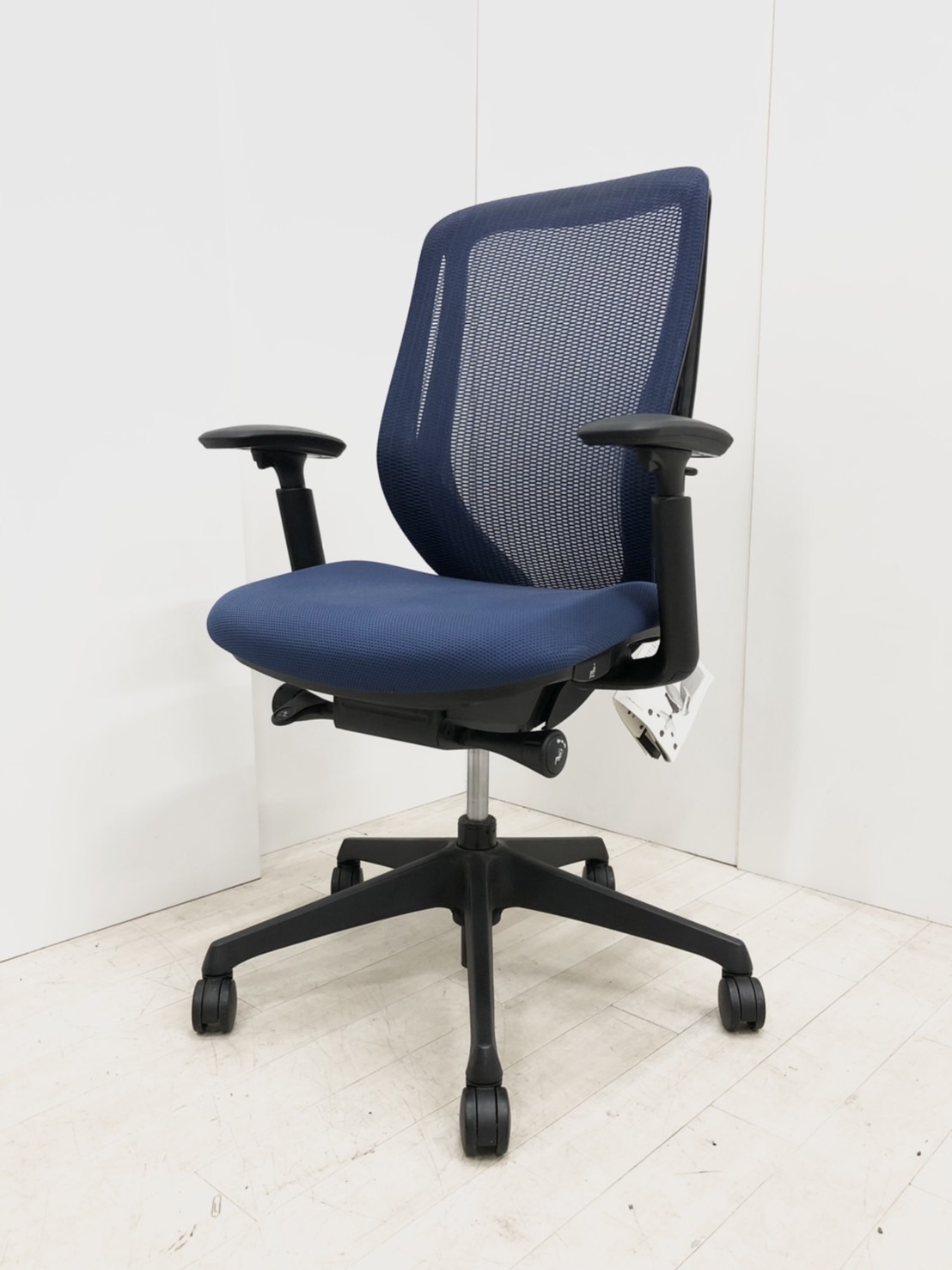 【前傾機能付き】オカムラ/シルフィー/ブルー/可動肘
圧倒的人気のオフィスチェア！
                        シルフィーメッシュ
                                    中古
            