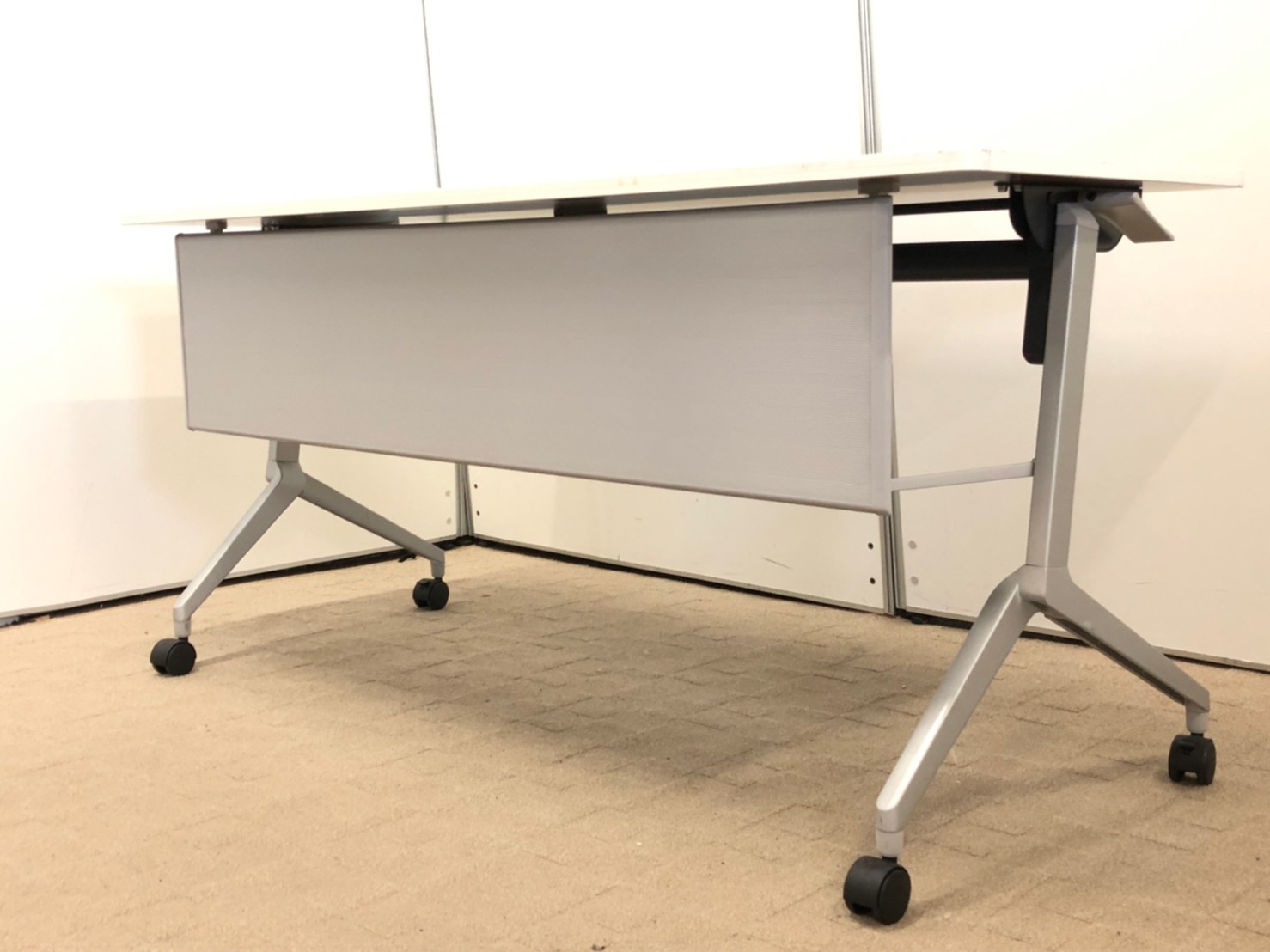 【残り3台！】臨時スペースや会議室にお勧めの折りたたみテーブル！！■コクヨ/リーフライン/ホワイト　W1500/D600 ㎜
                        リーフライン
                                    中古
            