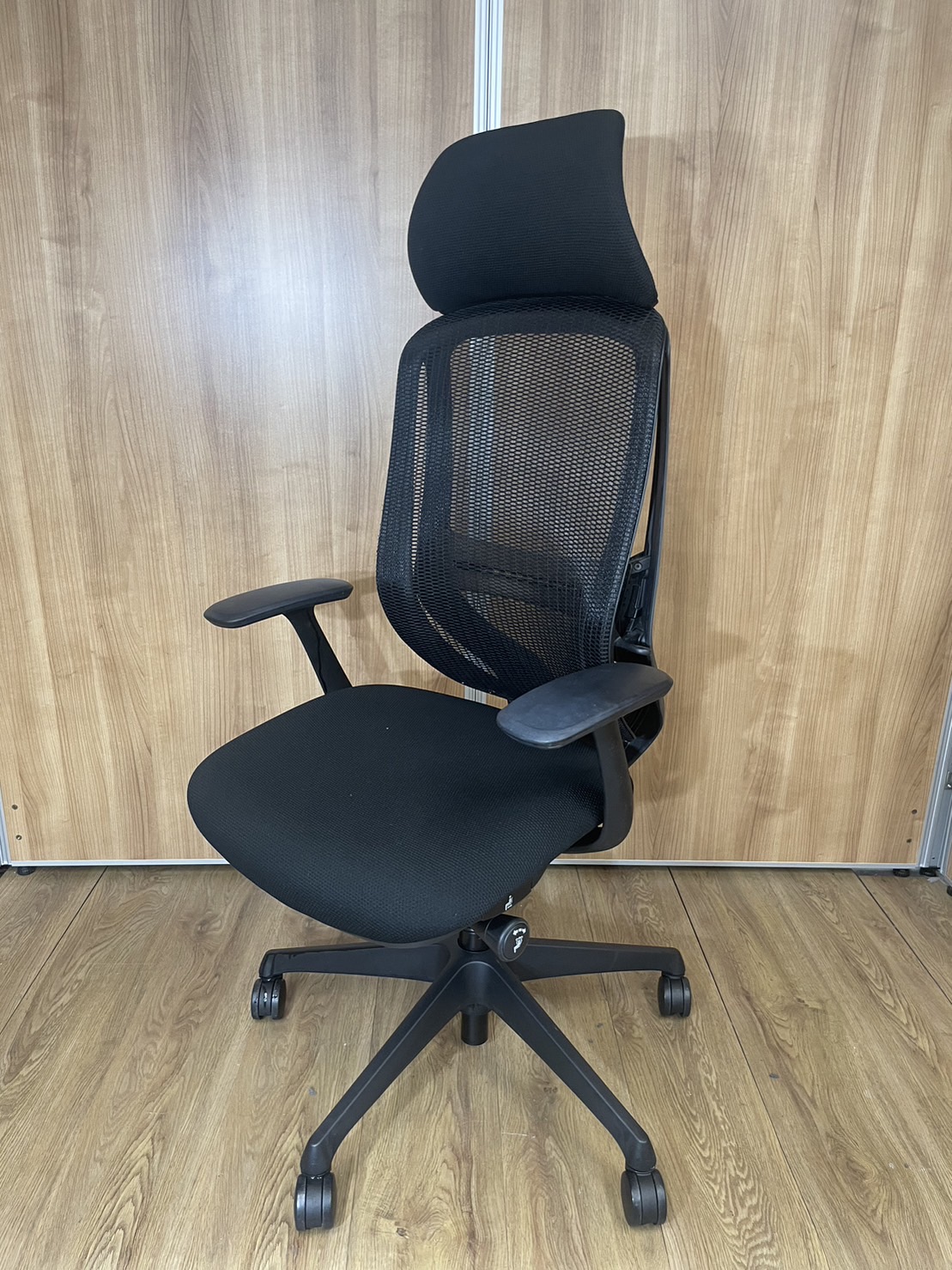 【憧れのヘッドレスト付きチェアをご自宅へ！機能抜群の人気No,1チェア】■オカムラ製/シルフィー/ブラック/固定肘/前傾/メッシュ
                        シルフィーメッシュ
                                    中古
            