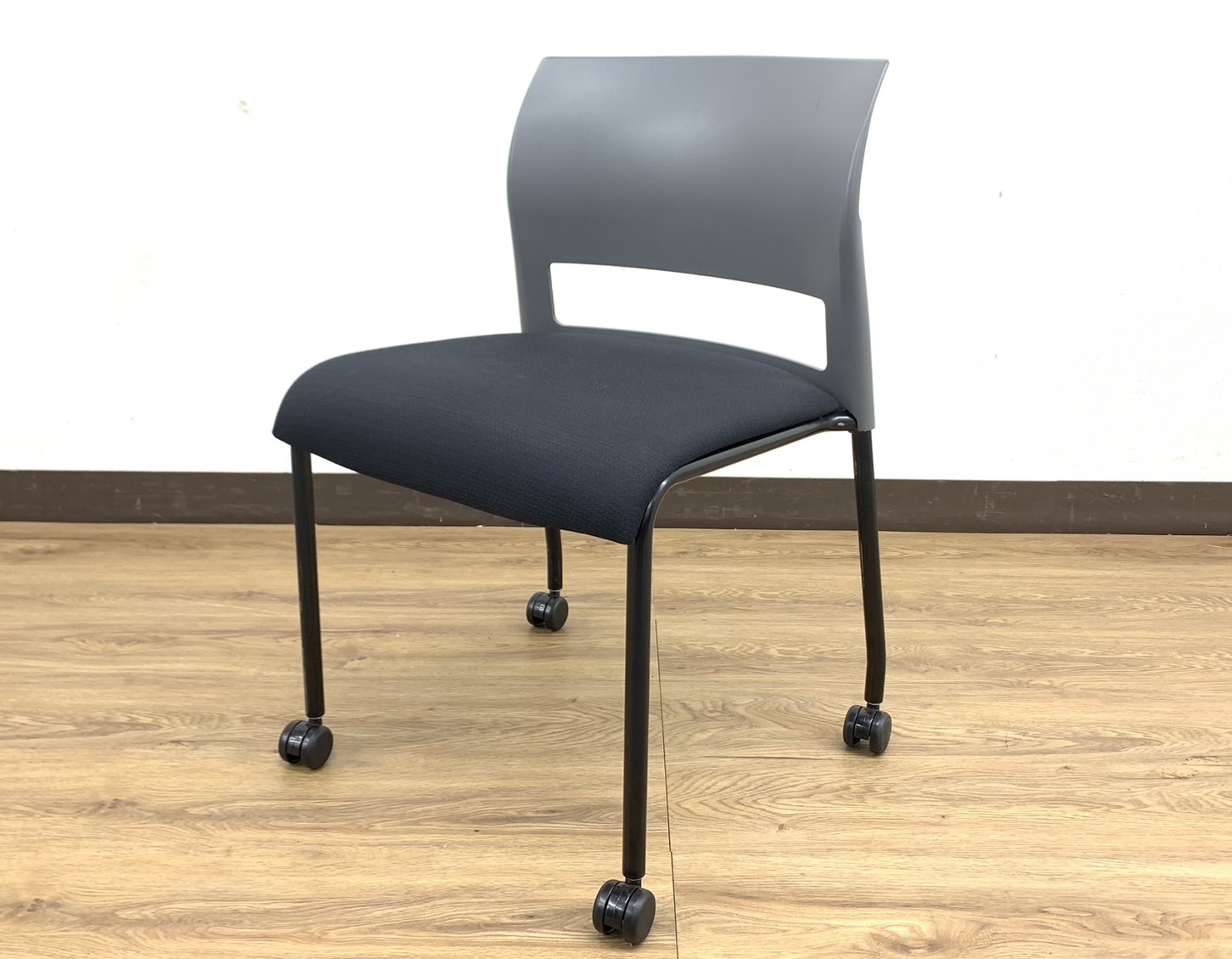 【12脚入荷】モノトーンブラック＆グレーカラー！スタッキングチェア※キャスター付き仕様◆StealCase製【RP】
                        その他シリーズ
                                    中古
            