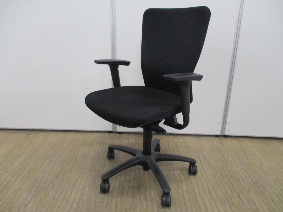 【可動肘カロッツァ3脚入荷！！】　肘付ローバック　可動肘　ブラック　オカムラ　OKAMURA　おすすめ
                        カロッツァチェア
                                    中古
            