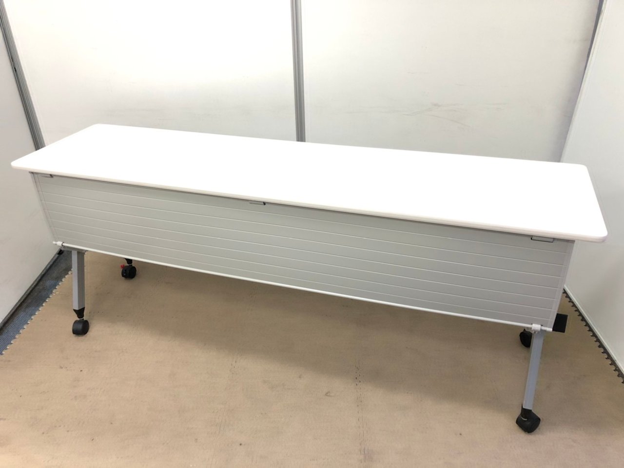 【KS】【足元を隠せる幕板パネル付！】■イトーキ製　サイドスタックテーブル　W1800×D450mm　■研修や会議用などにオススメ！
                        その他シリーズ
                                    中古
            